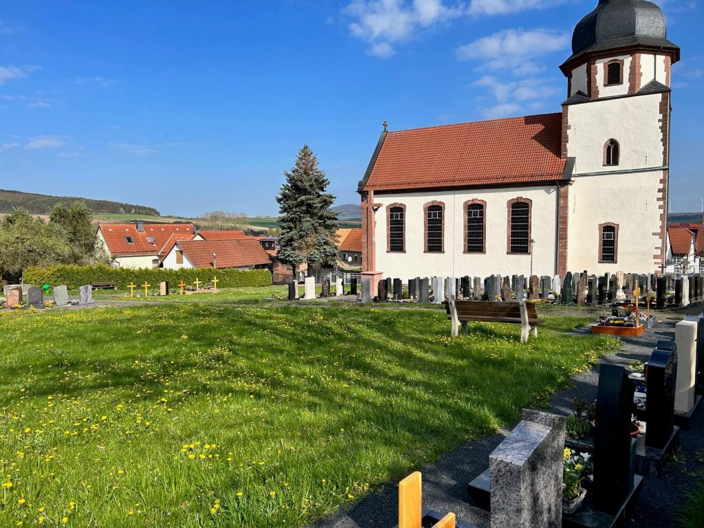 Stadtverwaltung Geisa - Friedhof Borsch mit Blick auf die Kapelle