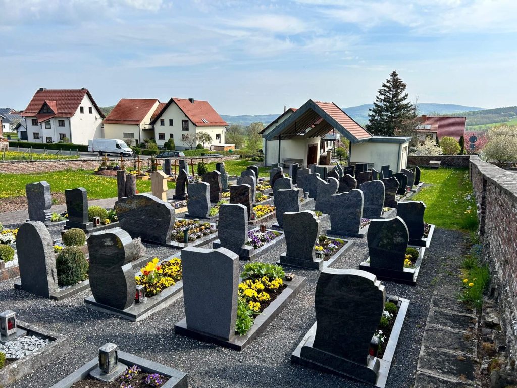 Stadtverwaltung Geisa - Friedhof Ketten mit Blick auf die Kapelle