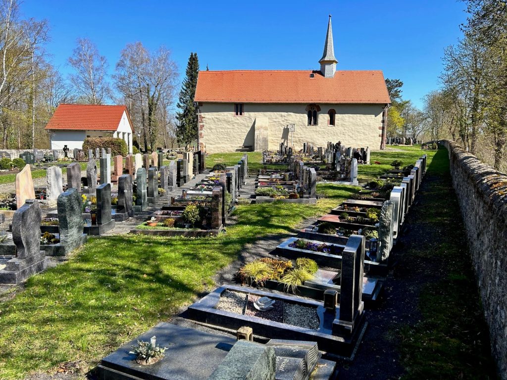 Stadtverwaltung Geisa - Friedhof Geisa mit Blick auf die Kapelle