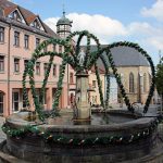 Stadtverwaltung Geisa - Stadtbrunnen in Geisa festlich geschmückt