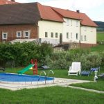 Stadtverwaltung Geisa - Ferienwohnung Lützenbachshof" - Garten mit Pool