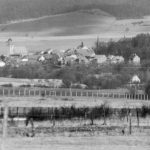 Stadtverwaltung Geisa - Blick von Setzelbach auf Geisa mit den Grenzanlagen im Vordergrund