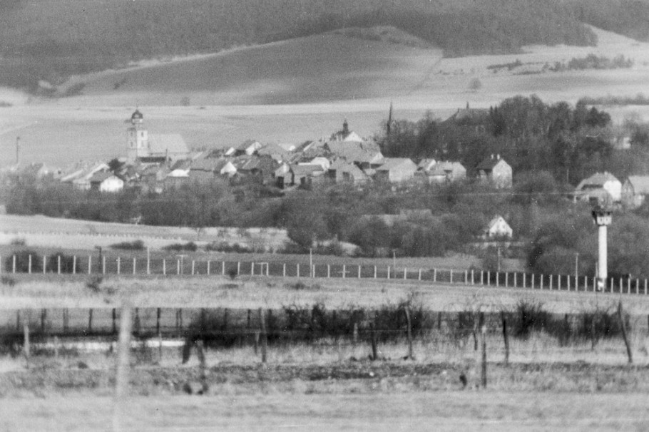 Stadtverwaltung Geisa - Blick von Setzelbach auf Geisa mit den Grenzanlagen im Vordergrund