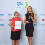 Stadtverwaltung Geisa - Geisa gewinnt den KfW Award "Leben 2022". Preis und Urkunde gehen an Bürgermeisterin Manuela Henkel und Projektleiterin Frau Meißner