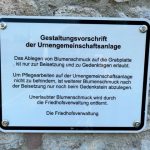 Stadtverwaltung Geisa - Hinweisschild für die Gestaltungsvorschrift der Urnengemeinschaftsanlage