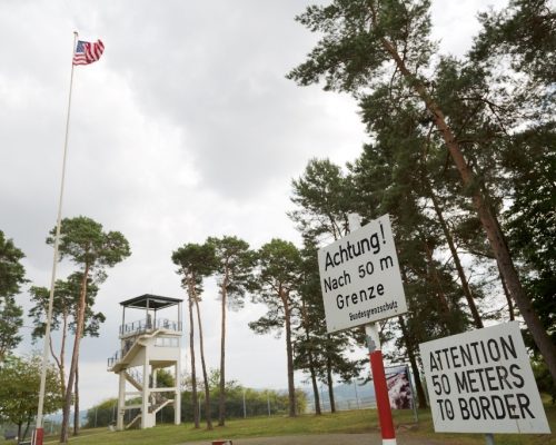 Stadtverwaltung Geisa - US-Camp mit Schild "Achtung! Nach 50 m Grenze"