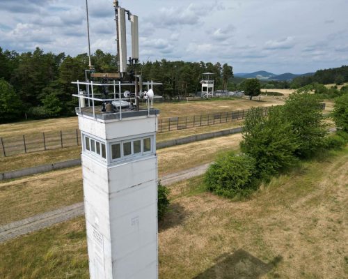 Stadtverwaltung Geisa - Vogelperspektive beider Türme mit Sperrzaun